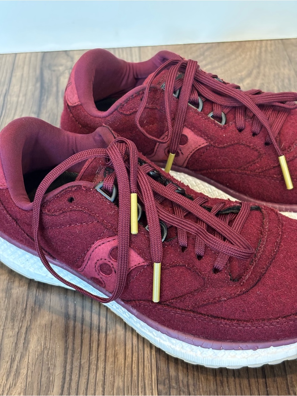 Saucony burgundy/maroon/white/gold Suede ‘Freedom Runners’ Athletic shoes size 8 - Picture 2 of 7